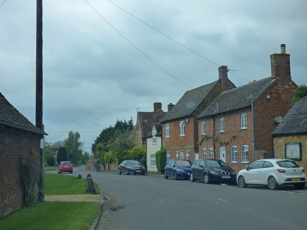 Cottages near the Quinton Parish Council noticeboard Mai… Flickr