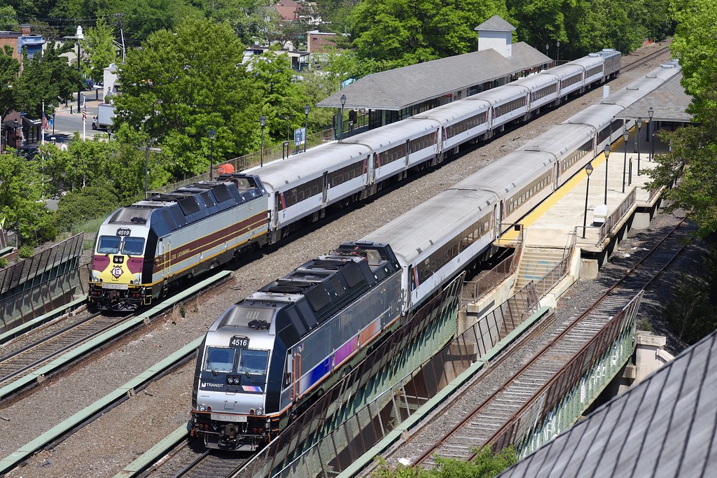 RVL Meet NJT Raritan Valley Line trains 5127 and 5438 meet… Flickr