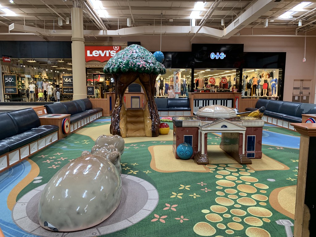 Potomac Mills interior Potomac Mills (1,839,130 square fee… Flickr