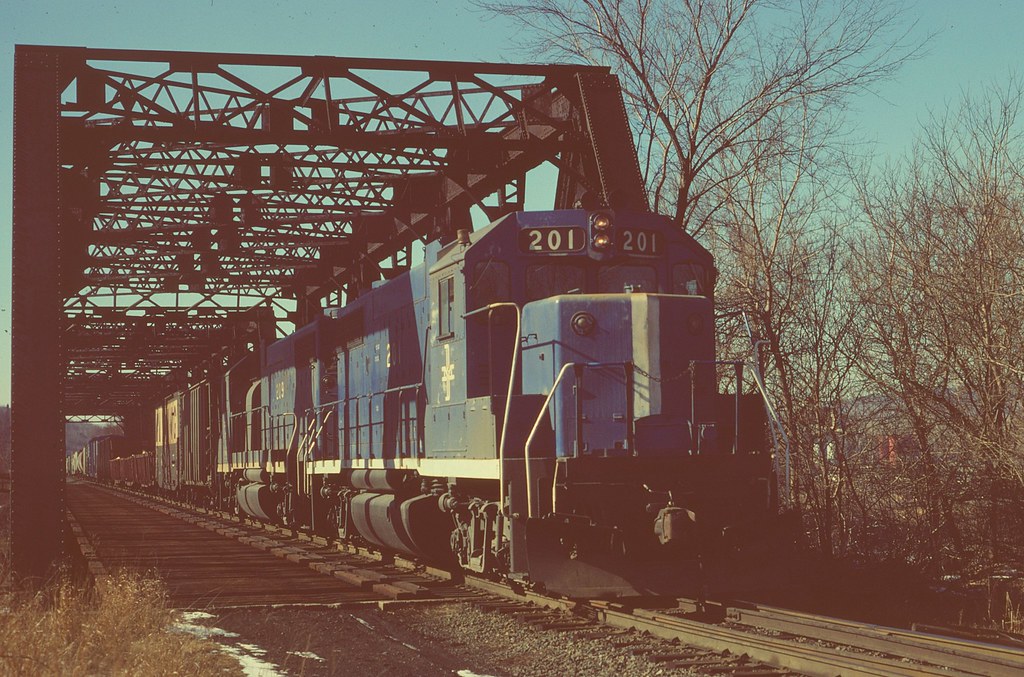 B&M GP382 201 STA crossing Mohawk River Rotterdam Jct NY … Flickr