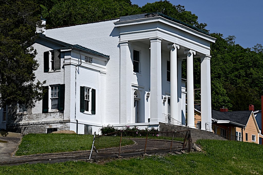 Historical Maysville, Kentucky A lot of paint and a great … Flickr