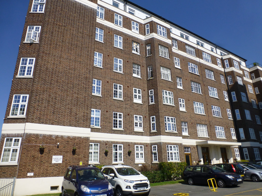 Art Deco, LeighonSea. St. Clements Court, Broadway West,… Flickr