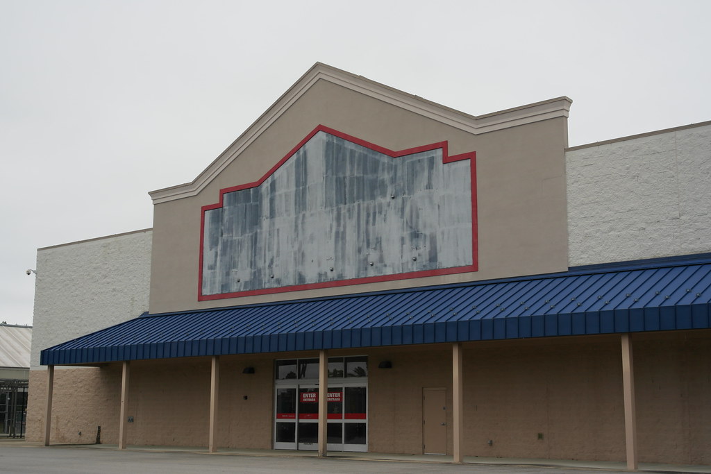 Former Lowe's Emporia, Virginia This store closed in 201… Flickr