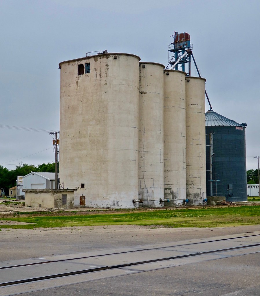 Grain Elevator, Ellis, KS A grain elevator in Ellis, Kansa… Flickr