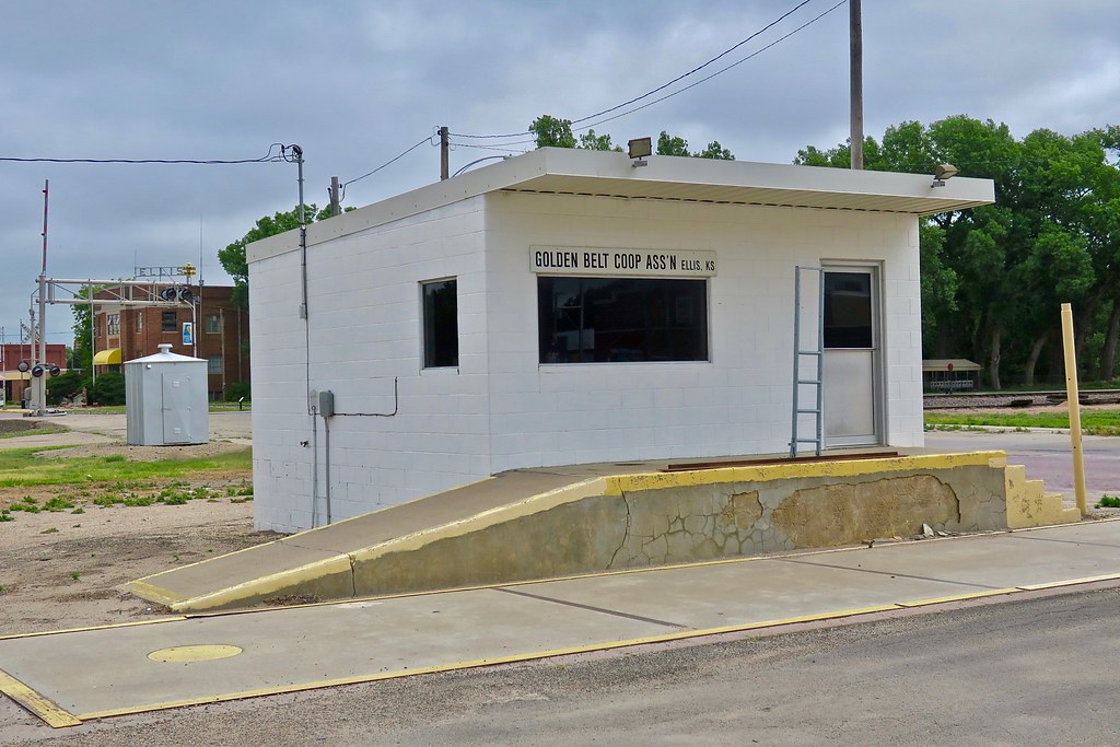 Golden Belt Coop, Ellis, KS Small structure next to a grai… Flickr