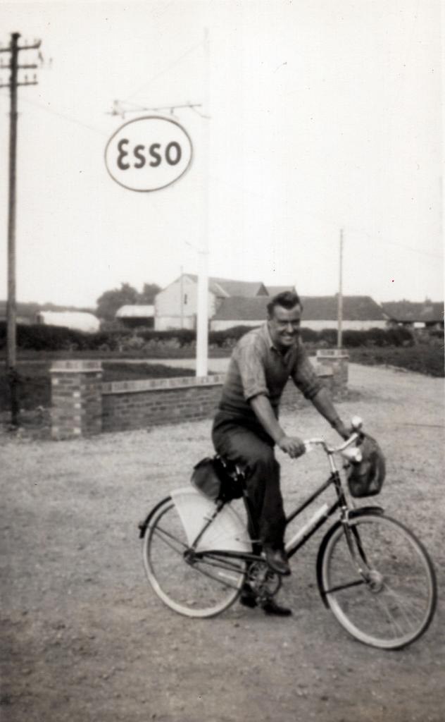 Esso C Gilks & son, Banbury Rd, Warwickshire, 19… Flickr