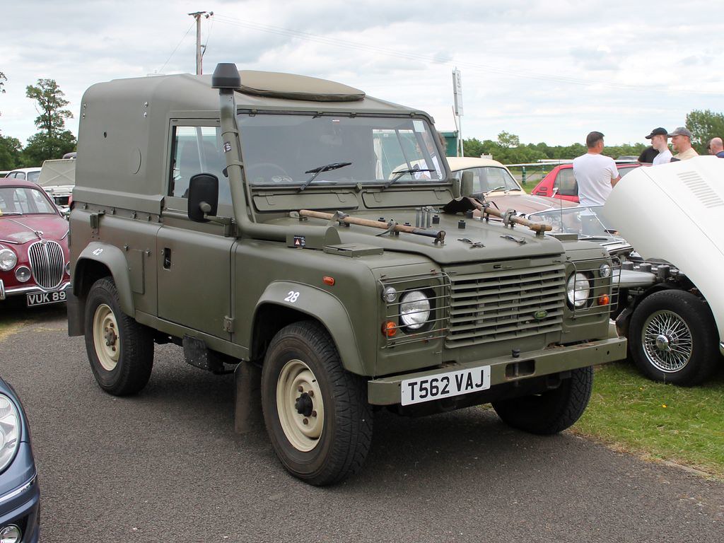 T562 VAJ 1999 Land Rover Defender 90 Towcester Racecours… Flickr