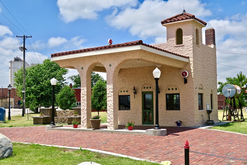 White Eagle Gas Station, Goodland, KS Restored White Eagle… Flickr