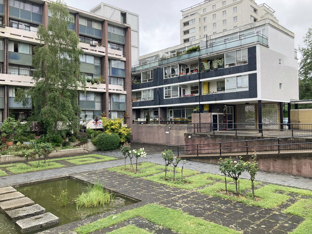 Golden Lane Estate Pond overlooked by Bayer House and Stan… Flickr