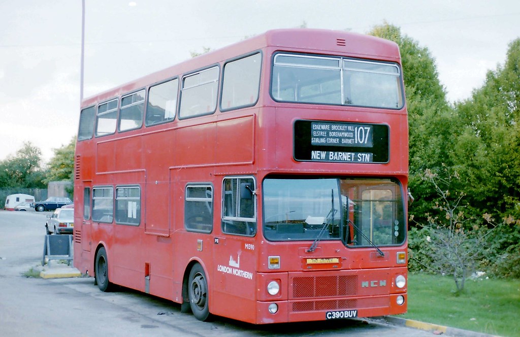 M1390 Potters Bar Garage, September 1989. Philip Hambling Flickr