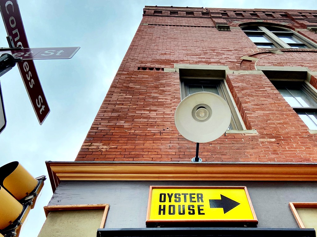 Oyster house that way → Portsmouth, NH Brian️ Flickr