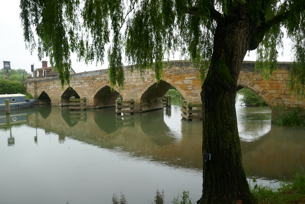 Newbridge, Thames Path Newbridge = 13th centure en.wikiped… Flickr
