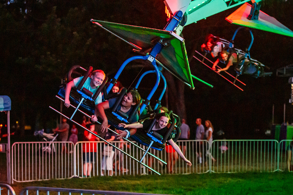July 4 carnival Riders on the Cliff Hanger ride at the … Flickr
