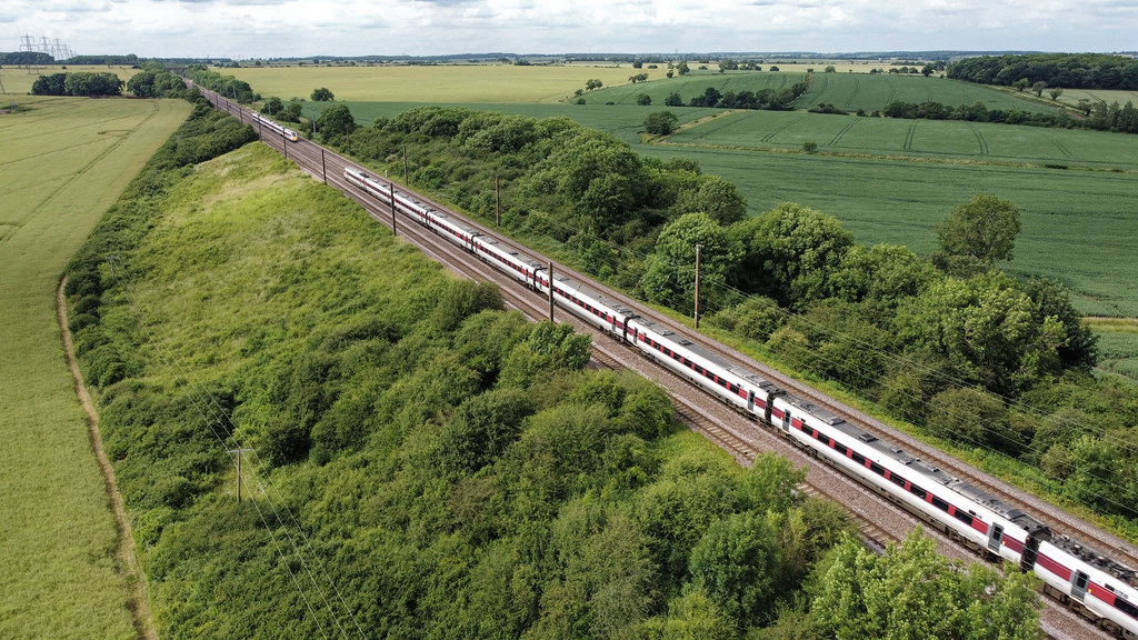 800112 1N87 1506 Kings Cross to York meets 800208 1B87 152… Flickr