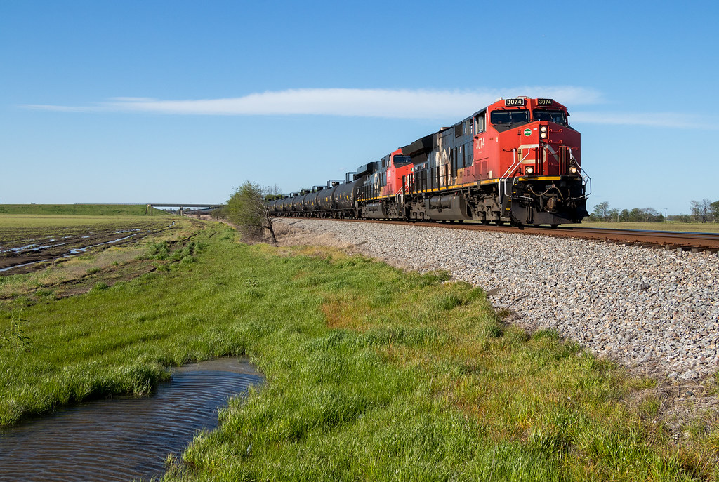 Lake Cormorant, MS Oil loads roll southward through northe… Flickr