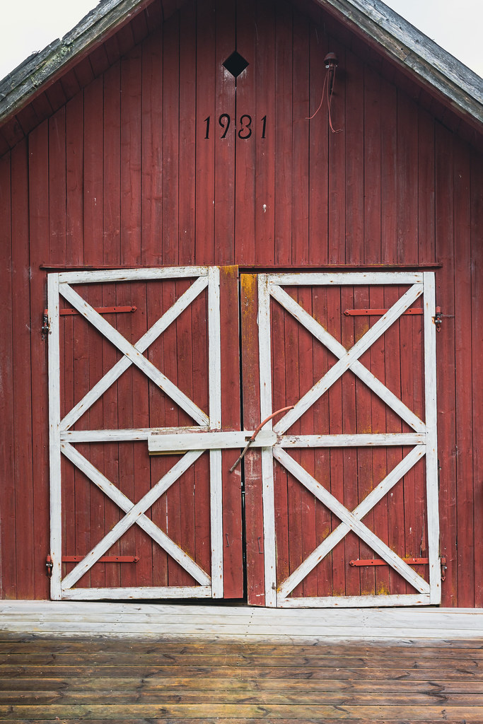 wooden barn gate wooden barn gate Øyvind Holmstad Flickr