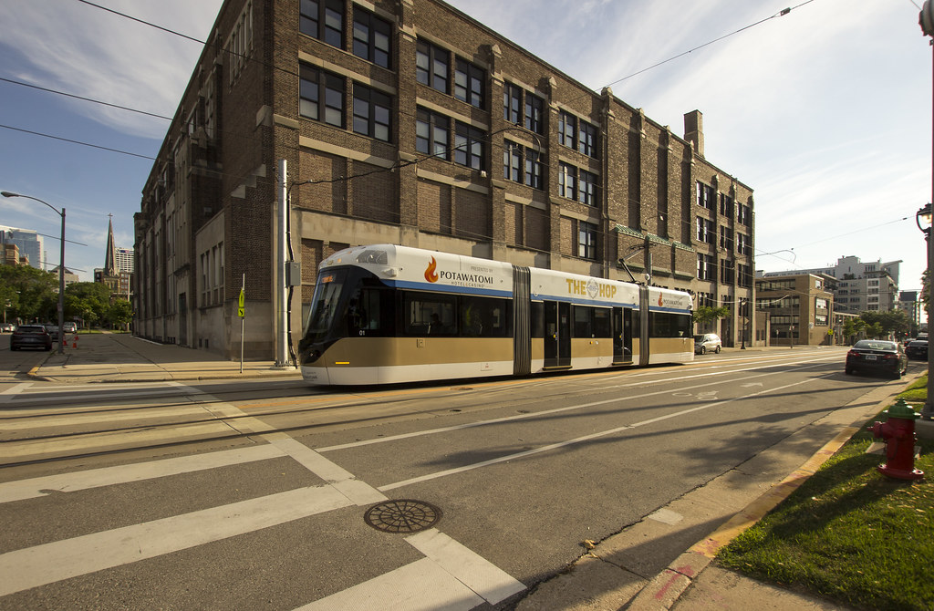 Ogden & Marshall Milwaukee 'Hop' car 01 heads east on Ogde… Flickr