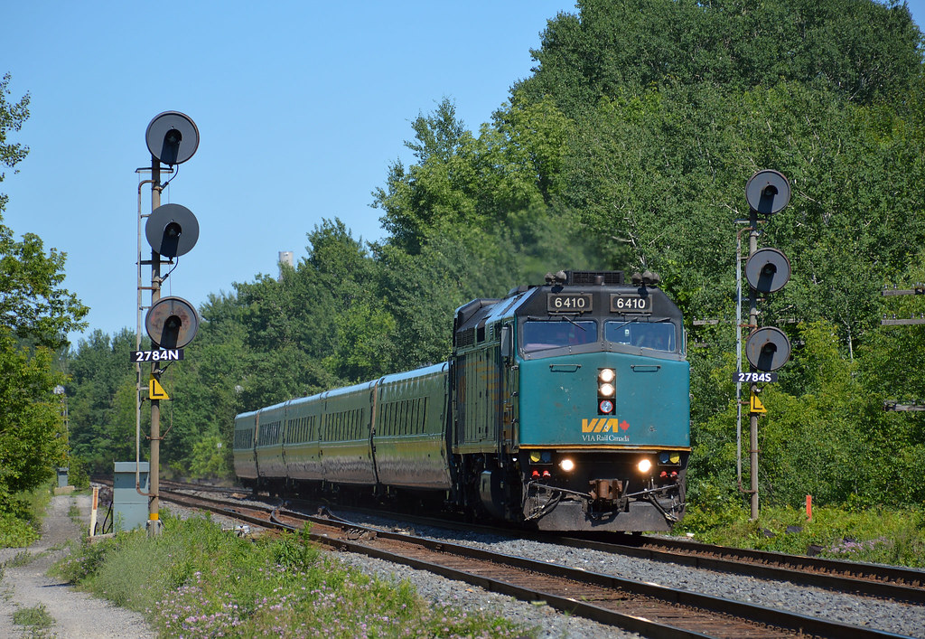VIA 53 Newtonville VIA F40PH2D 6410 leads 53 through t… Flickr
