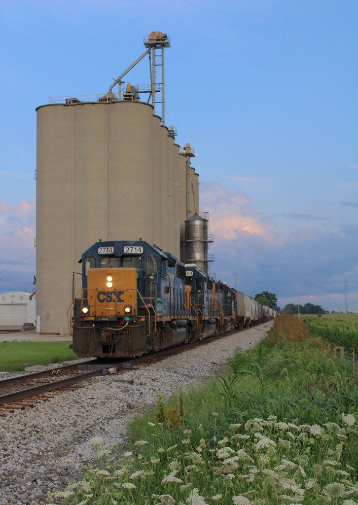 Harvest Land CoOp J78417 passes the elevator on the outs… Flickr