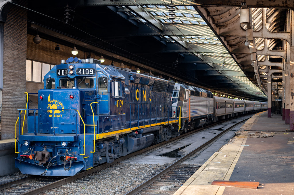 NJT CNJ Raritan Valley Train No. 5445 departing Newark Pen… Flickr