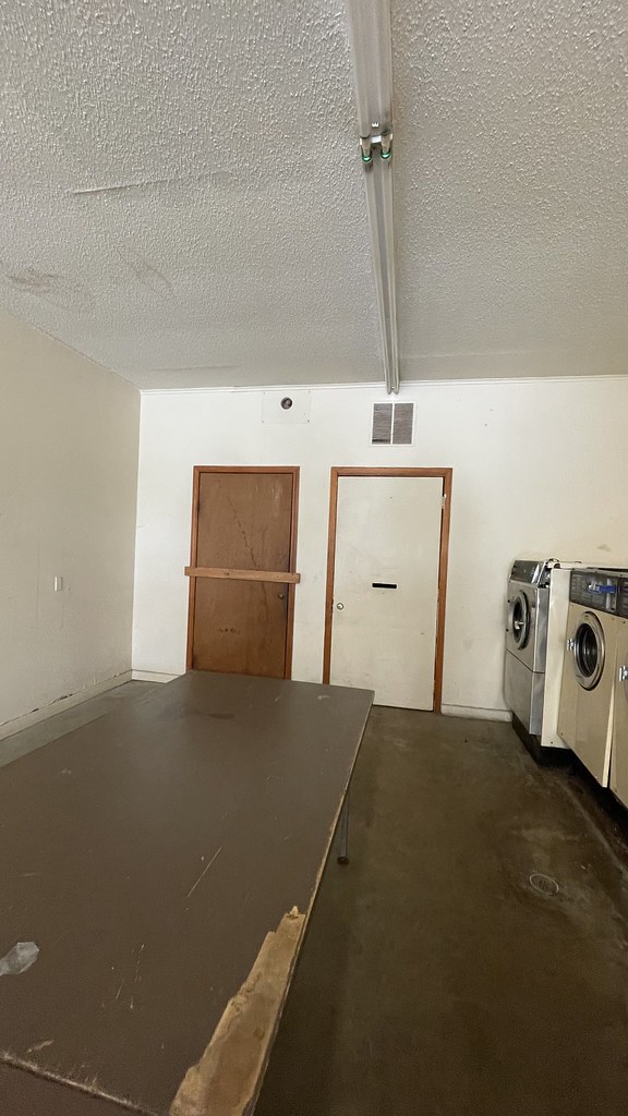 Acme Laundry, Kirksville, Mo This laundromat is run down. … Flickr