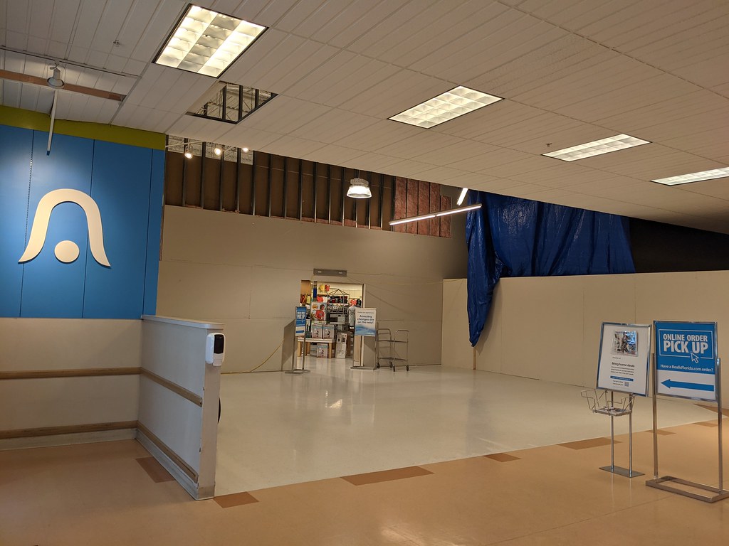Bealls (Fort Myers, FL) Temporary entrance Mason Mcfelia Flickr