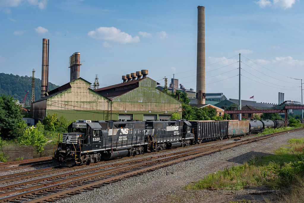 Mingo Junction local Norfolk Southern C17 shoves a lengthy… Flickr