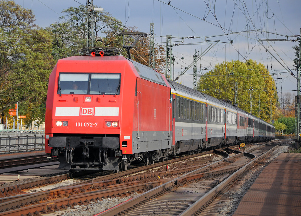 101 072 101 072 approaches Bingen Hbf, Germany on Thursday… Flickr