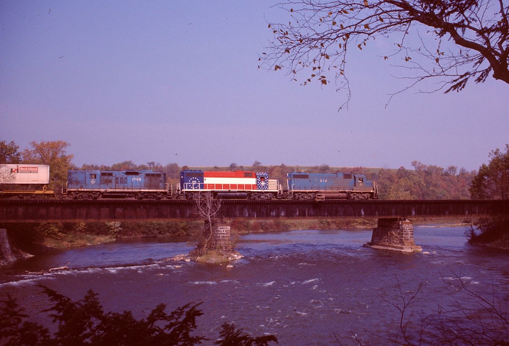 B&M GP382 210 Valley Falls NY October 1975 with 200 BiCe… Flickr