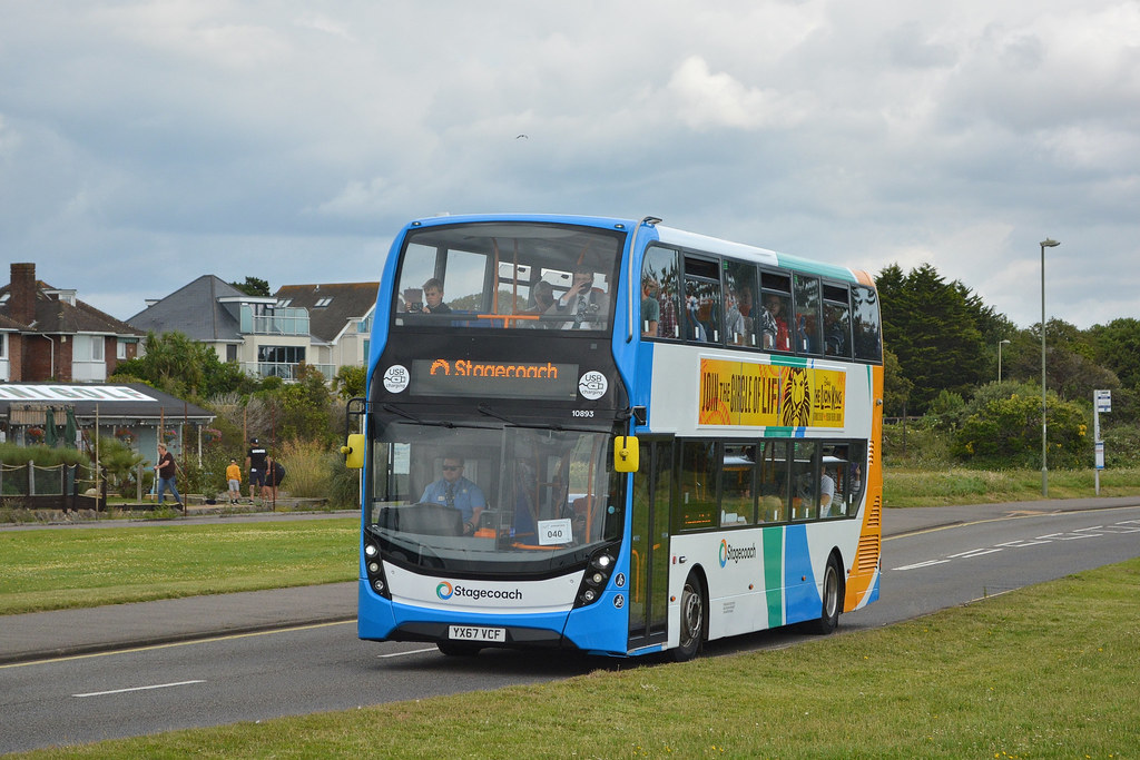 10893 YX67 VCF Stokes Bay Road, Gosport rally cavalcad