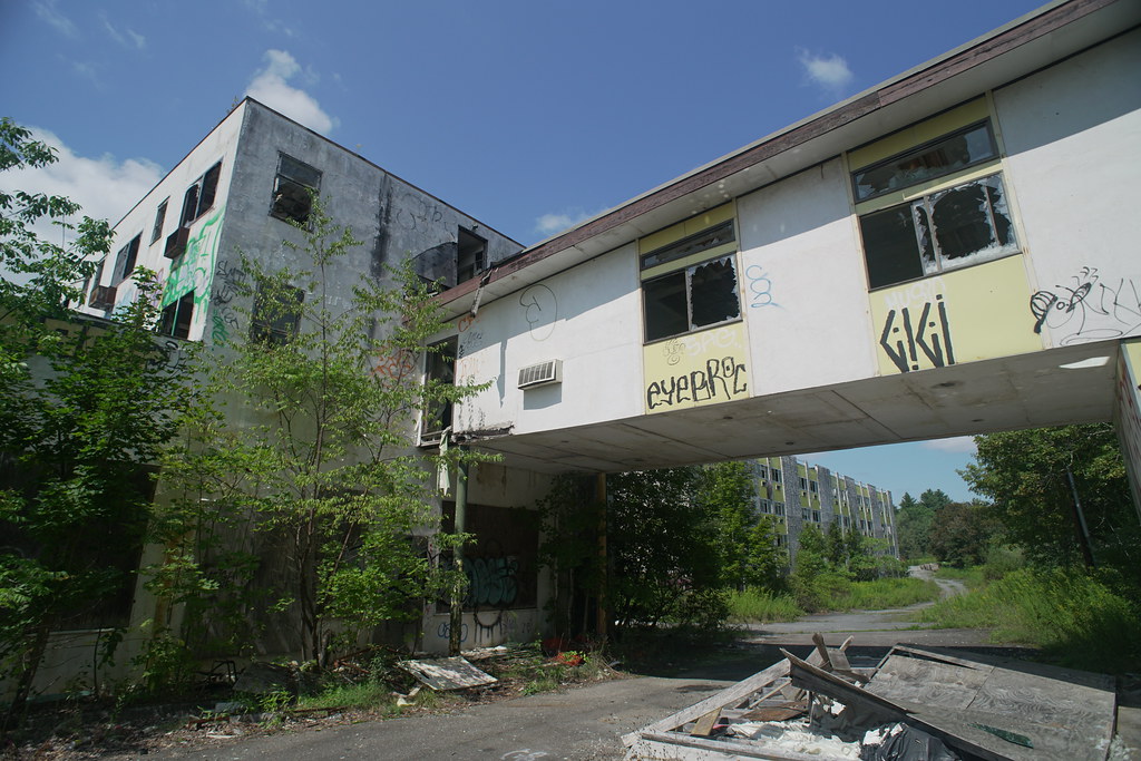 DSC01323 Pines Hotel, South Fallsburg NY. Main building an… Flickr
