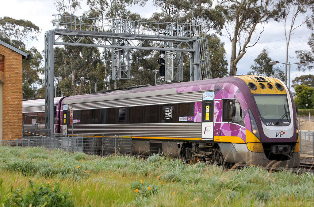 VL14 departs Kangaroo Flat station with a Melbourne bound … Flickr