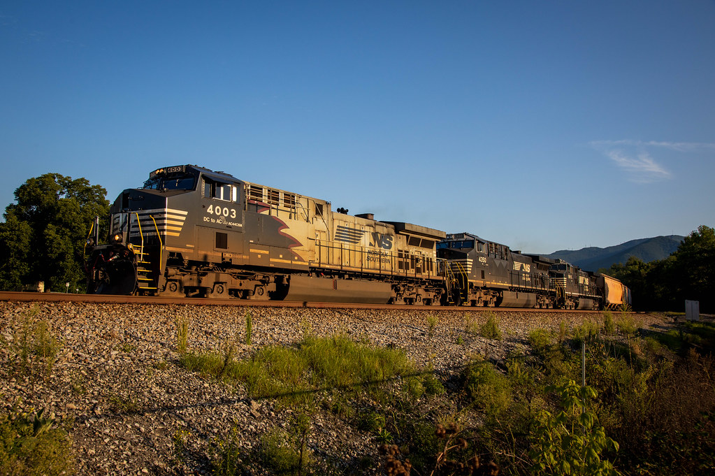 NS 12Z. Glenvar, Virginia NS 12Z rushes east through Glenv… Flickr