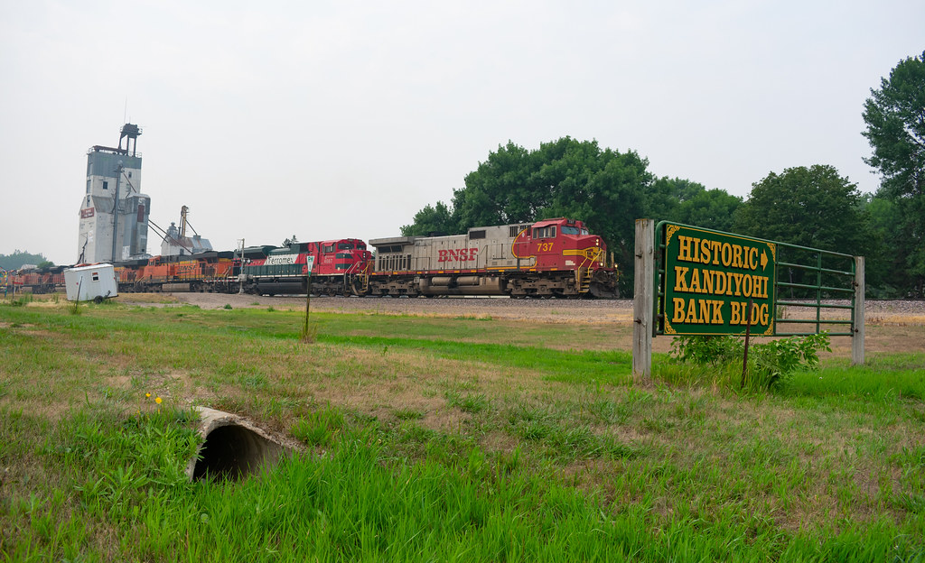 Historic Kandiyohi A large consist heads east on point of … Flickr