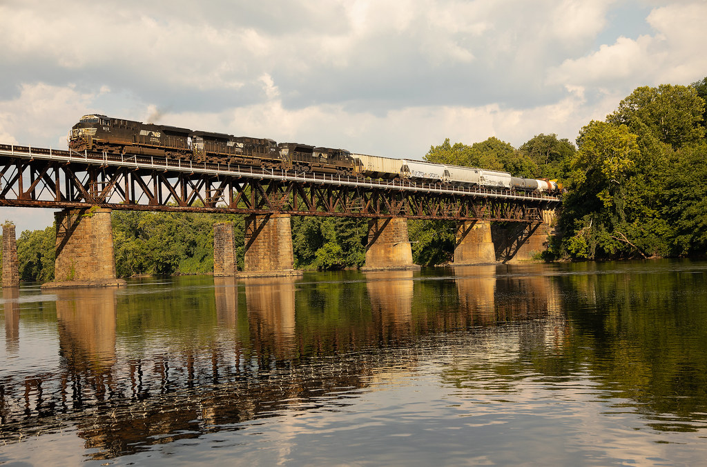 NS Norfolk Southern ES44AC 8113 New River Bridge , Radfor… Flickr