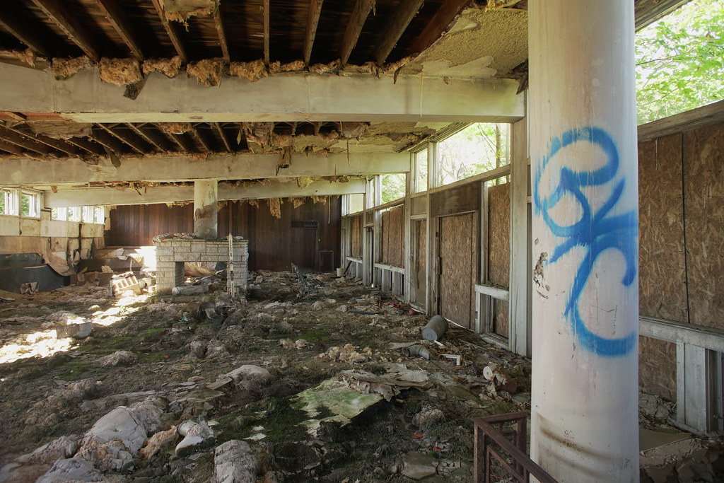 DSC01510 Pines Hotel, South Fallsburg NY. Ski lodge upstai… Flickr