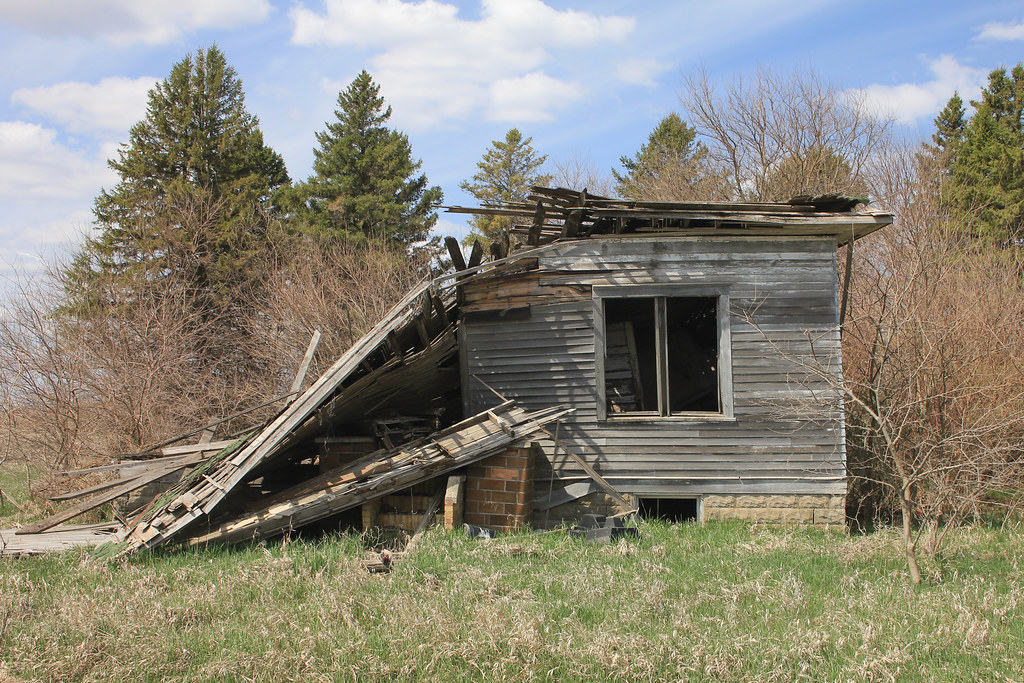 Schoolhouse ruins rural Ayrshire, IA Tom McLaughlin Flickr