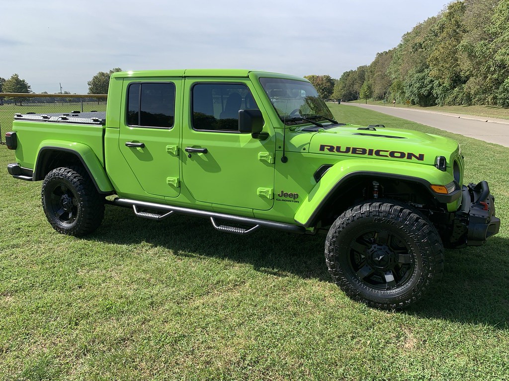 A Heavy Duty Truck Bed Cover On A Jeep Gladiator A Rugged … Flickr