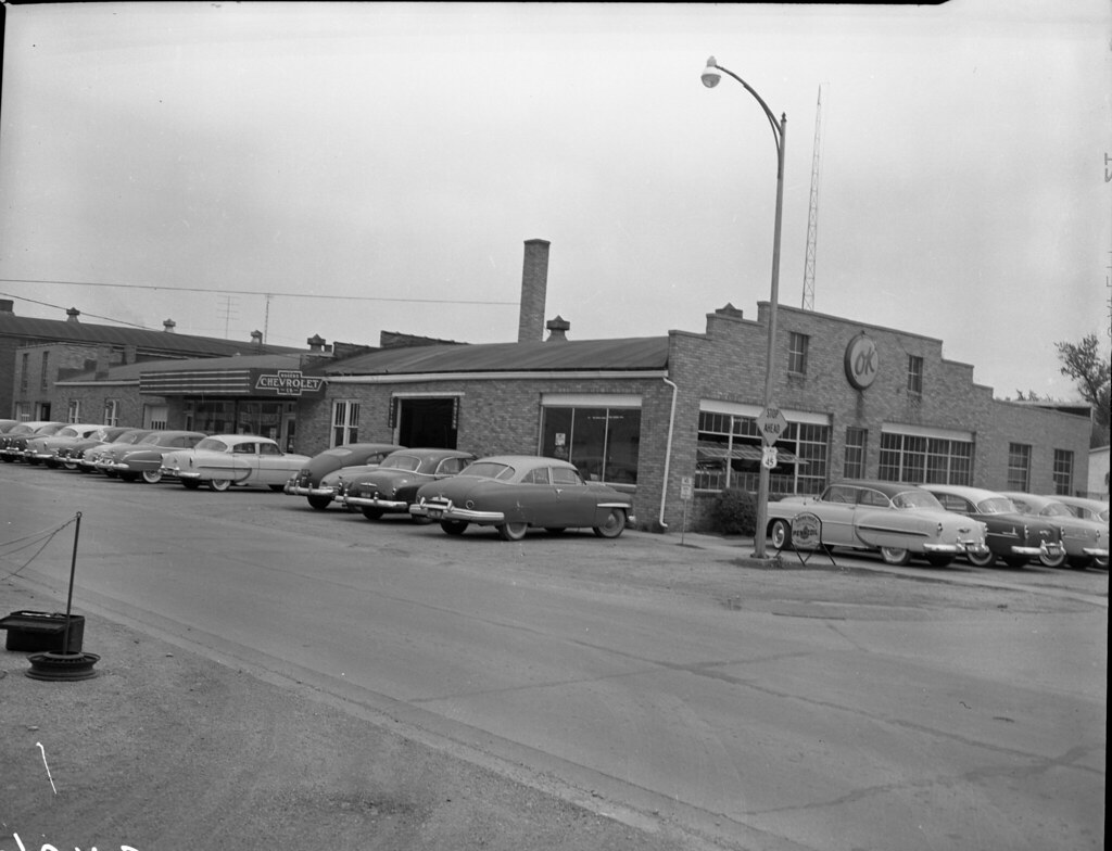 Rogers Chevrolet Company Lots of cars parked outside Roger… Flickr