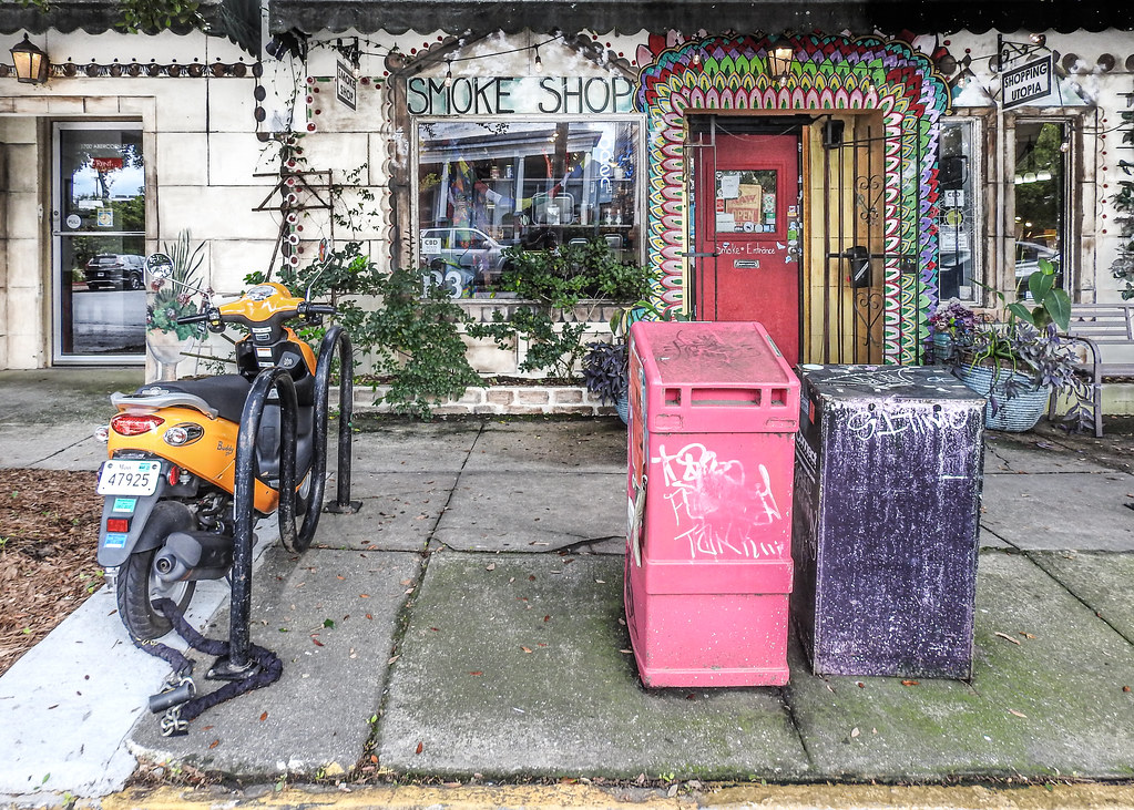 Store fronts / Smoke shop / Savannah Mark Denton Flickr