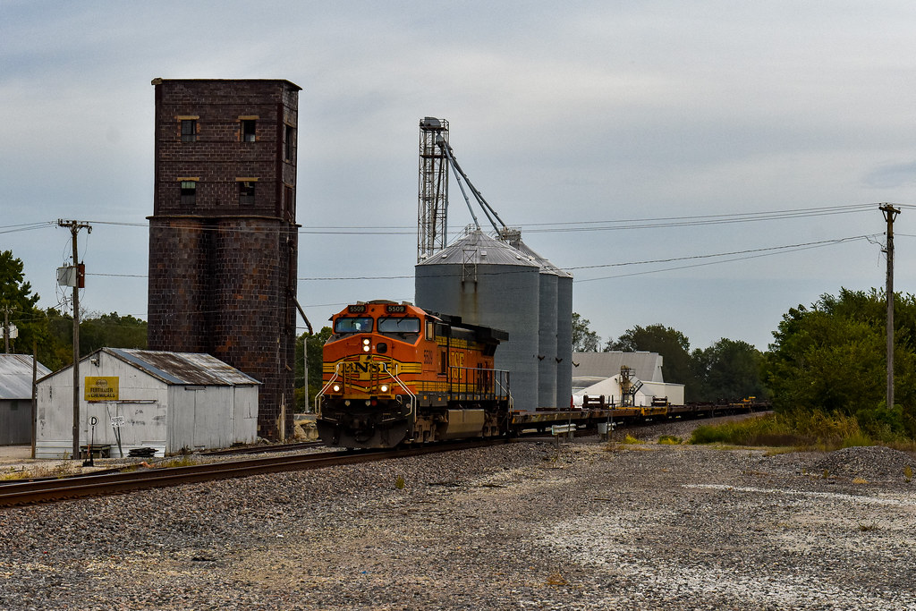 Norborne, MO A string of empty windmill blade flats makes … Flickr