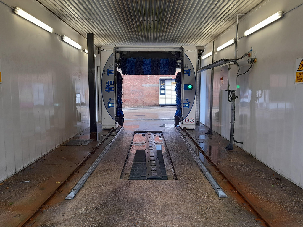 Esso car wash, Loughton Washtec Easywash with blue striped… Flickr