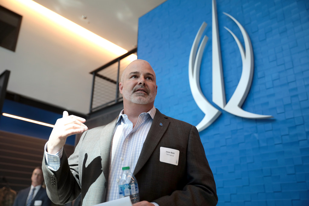 Jason Beck Jason Beck speaking with attendees at the 2021 … Flickr