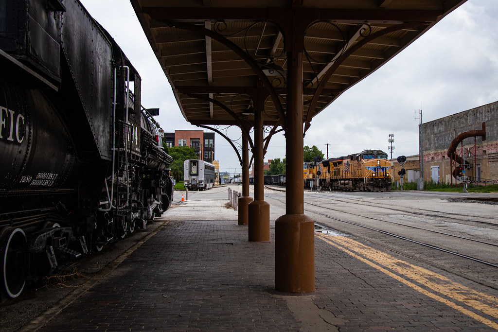 Down Around San Antone UP 7886 West rolls into downtown Sa… Flickr