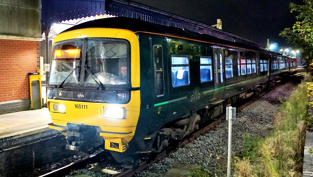 165111 arrives at Twyford Station after coming in from Hen… Flickr