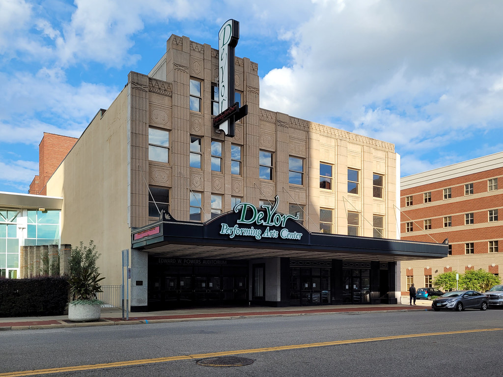 Youngstown, OH DeYor Theater The Warner Theater was design… Flickr