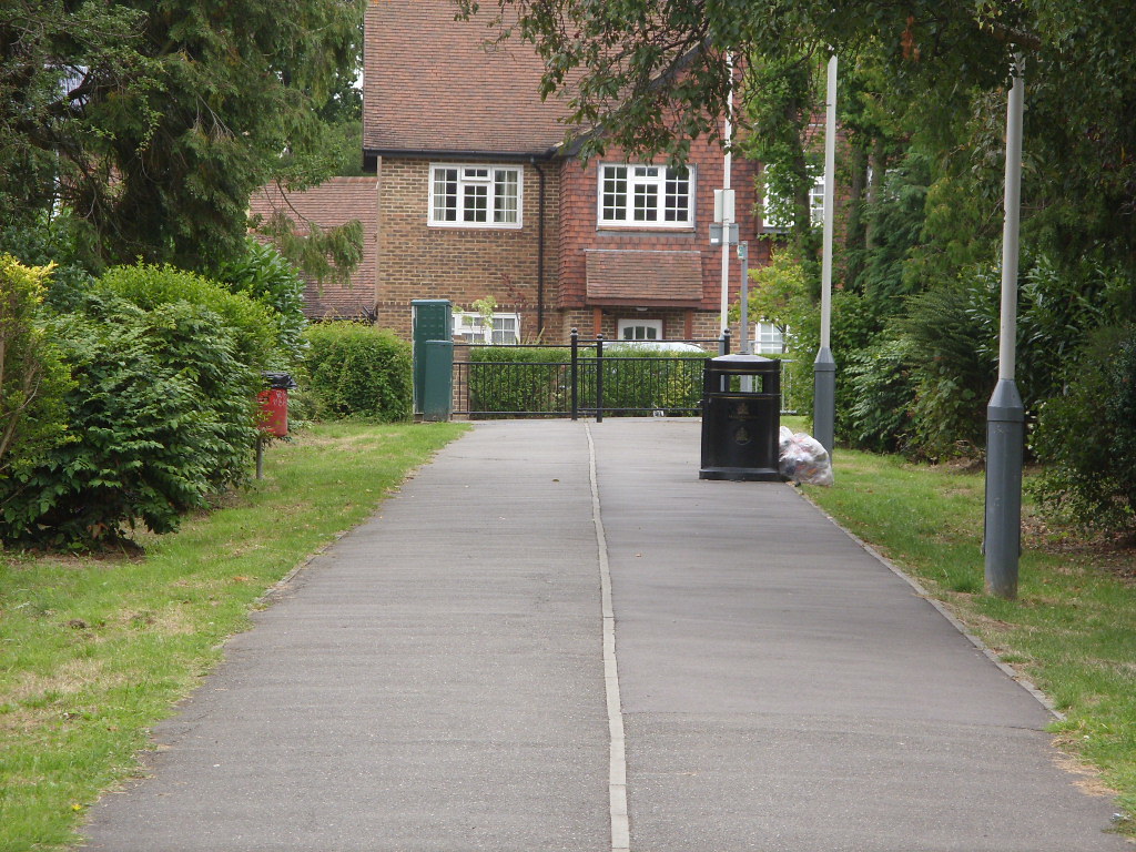 Path from Pembroke Road to Brickwall Lane/Windmill Way, Ru… Flickr