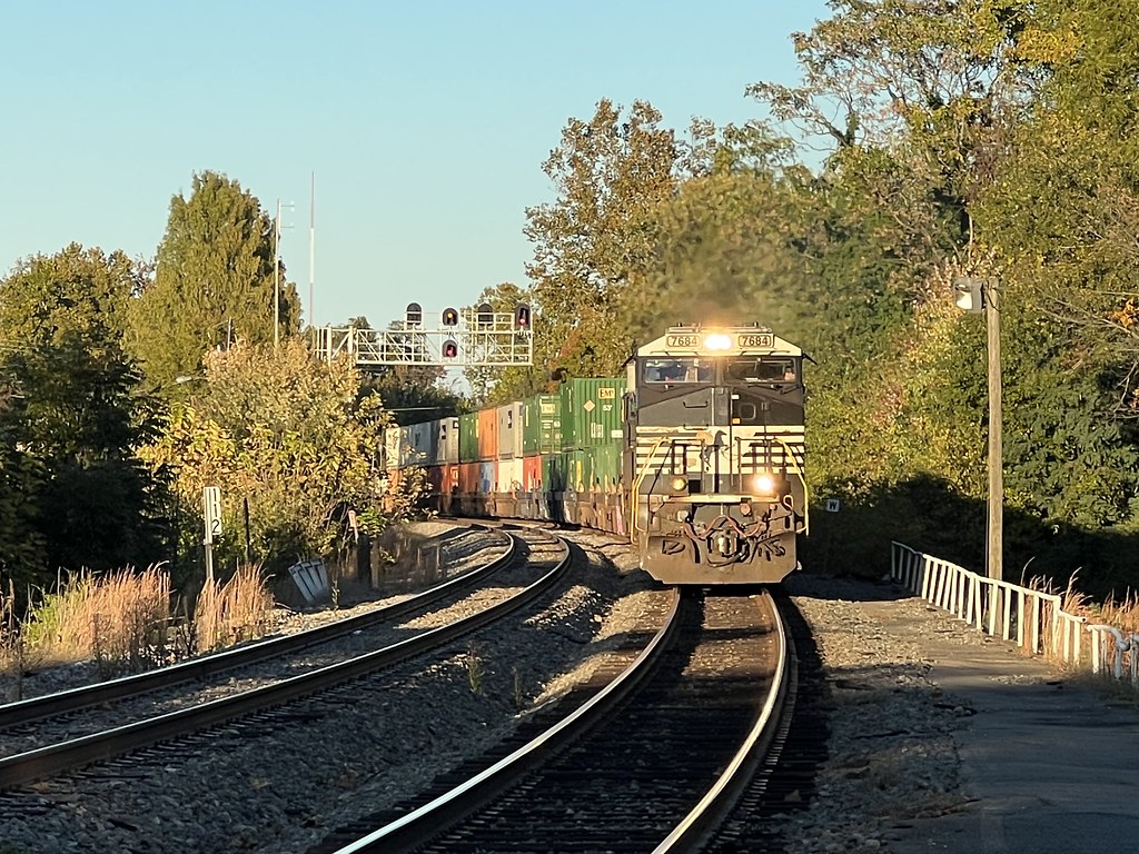 Charlottesville, Virginia Amtrak station NS 211 comes sout… Flickr