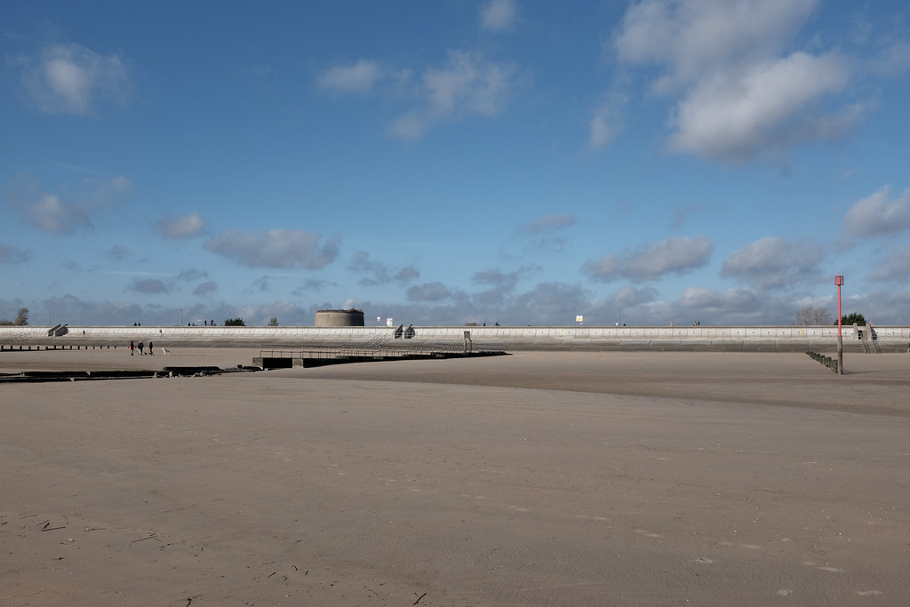 Dymchurch Wall II The sea wall at Dymchurch with Martello … Flickr