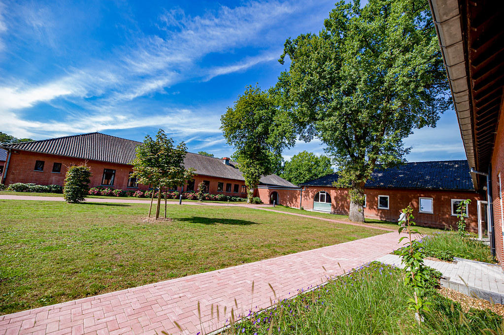 Zicht op de refter (centraal) en de "korte gang" van de B… Flickr